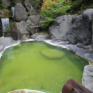 温泉トリビア 第3回 赤・白・緑・黒……一度は行ってみたい全国のカラフル温泉たち