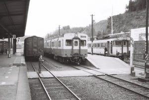 昭和の残像 鉄道懐古写真 第9回 全線運行再開した水郡線、昭和時代の貴重な3列車交換風景