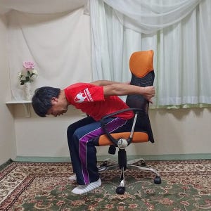 肩こり解消を目指すストレッチを動画で学ぶ 第1回 いすに座ったままの楽々ストレッチ