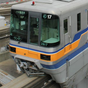 鉄道写真コレクション 第367回 大阪モノレール2000系が入線、背景に「太陽の塔」