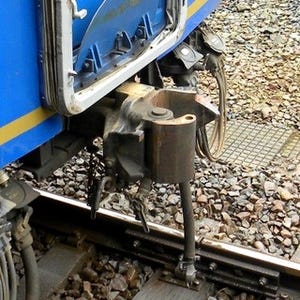 鉄道トリビア 第66回 鉄道車両の連結器は「グー型」と「デコボコ型」の2種類に分けられる