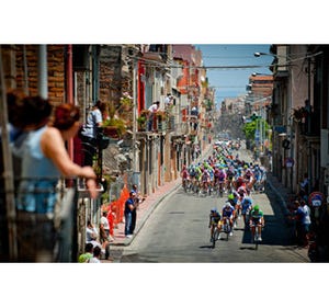 世界の自転車レースから 第6回 シチリア島の人たちは、窓からレースを見下ろす - ジロ・デ・イタリア2011
