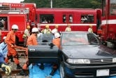 脱線車両の復旧作業を間近で見学 