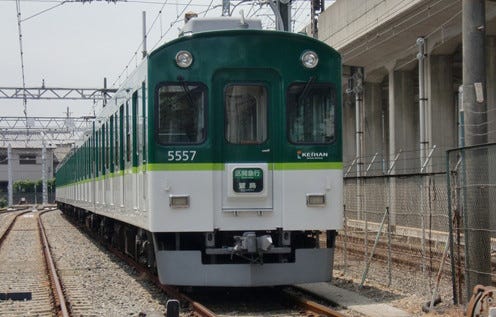 京都大阪間を走る京阪電車は、ドアが増減する!?　5000系の魅力とは