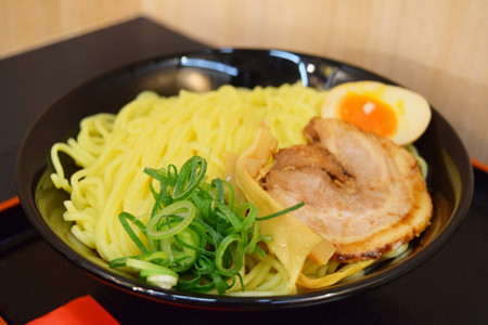 東京都渋谷に「ラ王 つけ麺」専門店--並盛りも特盛りも300円の大盤振る舞い