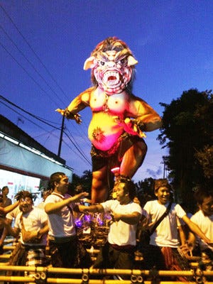 悪霊の日から静寂の日に!? バリ島最大の奇祭「ニュピ」はこんなに楽しい! (1) さすが神々が棲む島・バリ! 悪霊が闊歩する祭りはリアル進撃の巨人だった