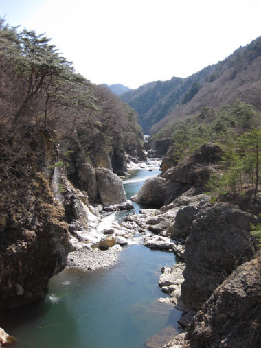 観光で行きたい全国の穴場スポット (7) 龍が暴れ回るかのように、奇岩怪石の間を川が流れている日光の「龍王峡」