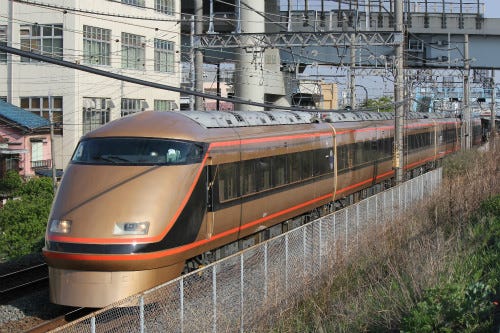 東武鉄道の車両・列車 (3) 「日光詣スペーシア」100系1編成が金色塗装に