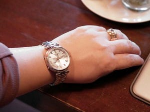 スマホ連携で常に正確、ワールドタイムもさくっと設定 - 腕を"華奢見せ"するカシオの時計「SHEEN」