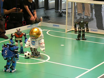 今度の週末はROBO-ONEサッカー! 2足歩行ロボットによる競技会が開催