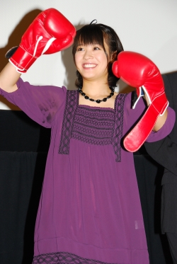 北乃きいのパンチに、林遣都「本当に痛かった」--『ラブファイト』舞台挨拶