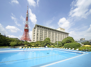 東京タワーを眺めるプールでプチ贅沢を 