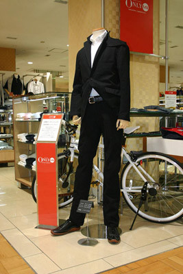 三越、災害時にも有用な自転車通勤用デニムセットアップスーツを発売