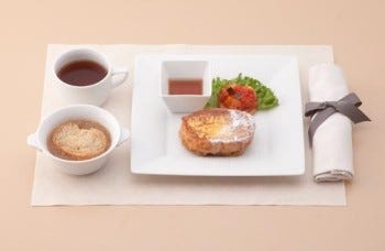 JAL、帝国ホテルシェフ監修の朝食スイーツを機内で提供