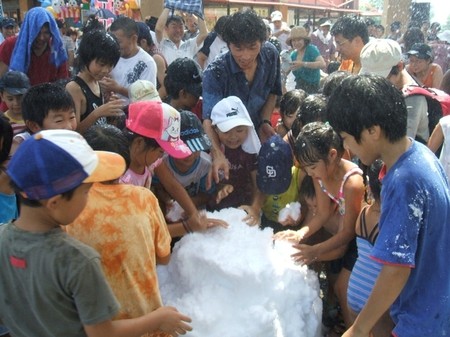 夏なのに雪あそび!?「川遊びの楽園オアシスパーク」期間限定でオープン