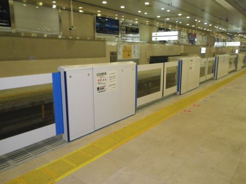 小田急電鉄、新宿駅地上急行ホームに可動式ホーム柵を設置 