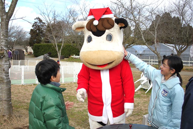 image:千葉県・成田ゆめ牧場で、動物たちがサンタやトナカイに大変身!