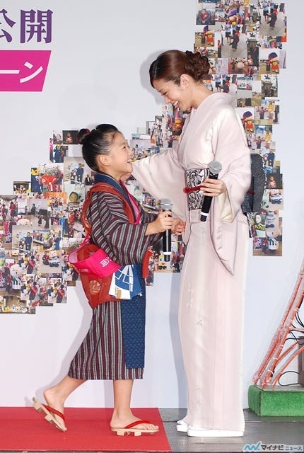 image:上戸彩、母の顔でおしん?濱田ここねと抱擁!「世界中の人に見届けてほしい」