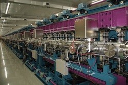 理研など、2つのX線波長で同時レーザ発振に成功 