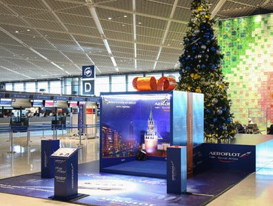 成田国際空港に6メートル越えのクリスマスツリー登場