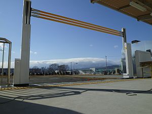 JR東日本初の昇降式ホーム柵、拝島駅八高線ホームで3/28から試行運用を開始