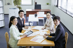 企業の6割が「今後3年で正社員数を増やす」と回答、削減は2割 