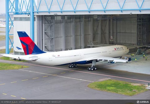 エアバス、最大離陸重量242tのA330をデルタ航空にロールアウト