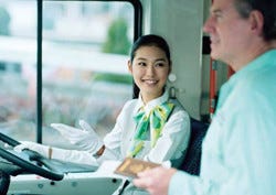 京浜急行バス、羽田空港間無料連絡バスを女性運転士に切り替え--制服も一新