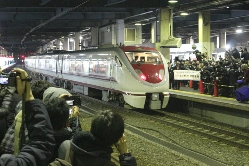 特急「はくたか」「北越」ラストラン! 金沢駅のイベントに鉄道ファン集結!