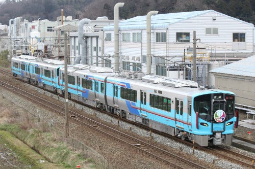 IRいしかわ鉄道・あいの風とやま鉄道、521系中心に運行開始! 新デザインも