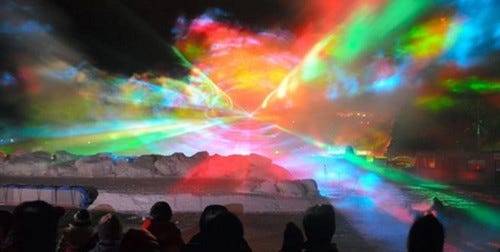 神奈川県の夜空に巨大で幻想的なオーロラが! 首都圏初のオーロラショー開催