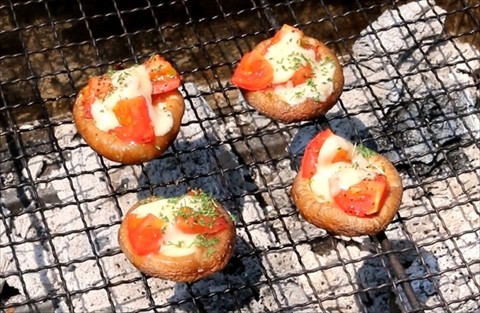 お手軽バーベキュー料理「しいたけピザ」の作り方を紹介します。しいたけをピザの生地代わりにするのですが、見た目も可愛くてとってもヘルシー。
