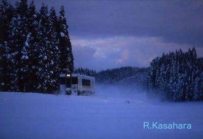 プロに学べ! 鉄道写真の撮り方 (8) 初めての雪中鉄道撮影その1-雪にオートは通用しない