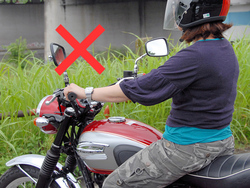 よくあるバイク乗りの装備。夏でも長袖、長ズボン、グラブは必須。半キャップは論外