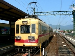 鉄道トリビア (41) 電車の屋根にある「パンタグラフ」は絶滅の危機!?