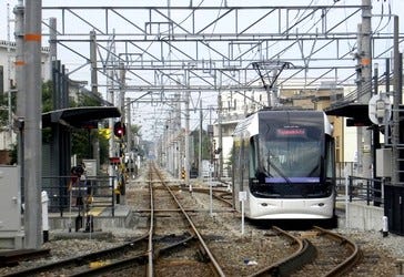 鉄道トリビア (48) 知れば納得!? 電化路線の「架線」は一直線ではなかった