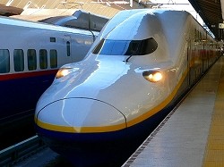 鉄道トリビア (105) 車内放送に意外な有名人が関わっている