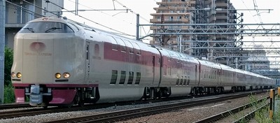 鉄道トリビア (156) 住宅メーカーが内装を手がけたホテルのような電車が走っている