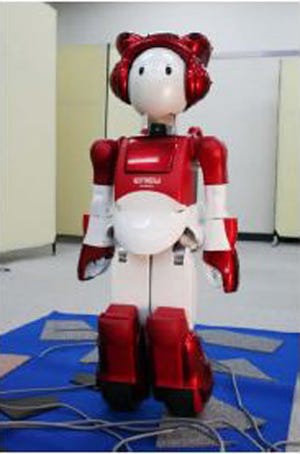 日立、人間共生ロボット「EMIEW2」の走行機能と音声認識機能を強化