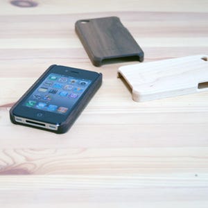 シンプルで落ち着きのある木製iPhone4ケース「Wooden Case for iPhone4」