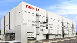 東芝とSanDisK、四日市のNAND型フラッシュメモリ製造新工場で量産を開始