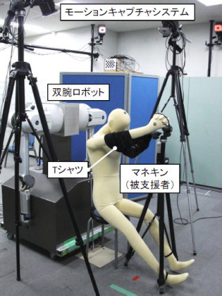 NAIST、着衣を介護する双腕ロボットシステムを発表