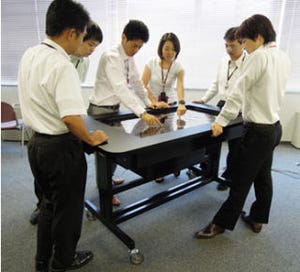 NEC、52型のディスカッションテーブル - パイオニアと共同で開発