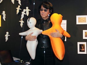 抱きしめて人を感じるロボット「ハグビー」 - アキバでデザイン展も開催