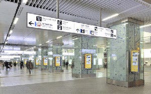 シャープ、博多駅に液晶ディスプレイ50台を使用したサイネージシステム