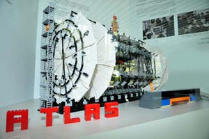 レゴブロックで作られた1/50スケールのアトラス実験施設 - 早大にて展示