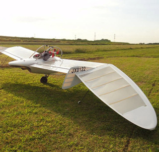 東京都千代田区・3331で八谷和彦が自作したメーヴェ風飛行装置を展示
