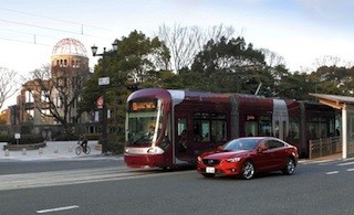 東大など、広島で路面電車-自動車の車車間通信型ASVサービスを実証実験