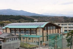植松グループ、「屋根貸し太陽光発電事業」で小学校体育館に太陽光発電設置
