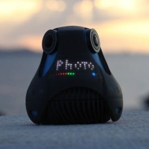 フルHD画質で360度の制止画/動画を撮れる手のひらサイズのカメラ「360cam」